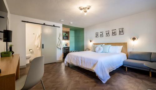 Deluxe King Room