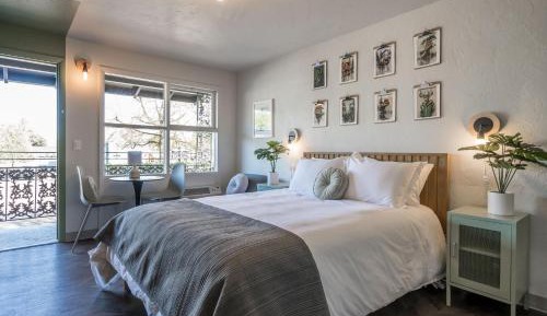Deluxe Queen Room