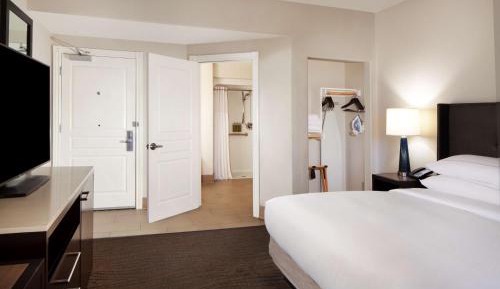 King Room with Roll-In Shower - Mobility Access