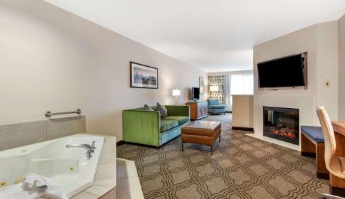 King Suite with Roll-In Shower and Spa Bath - Disability Access/Non-Smoking