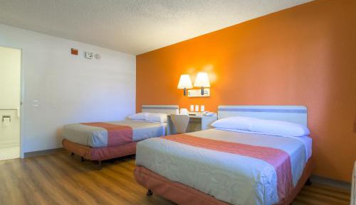 2 Full Beds | ADA/Roll-In Shower | Near Palm Springs International Airport
