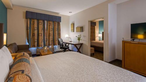 King and Queen Room with Sofa and Bath Tub - Disability Access/Non-Smoking