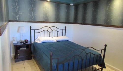 One Queen Bed