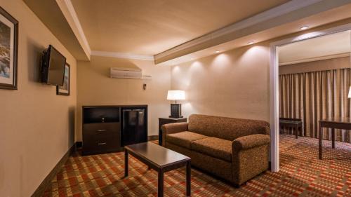 King Room - Mobility Accessible with Bathtub