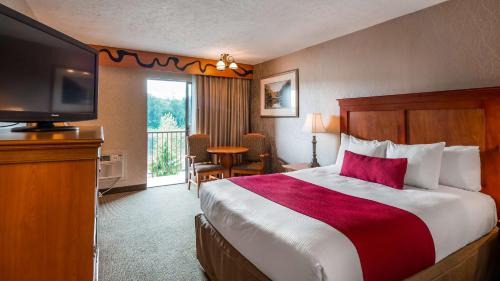 King Room with Balcony and River View - Non-Smoking