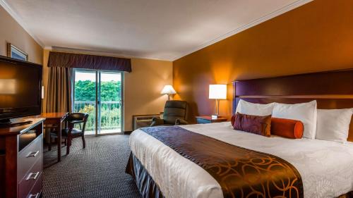 King Room with Balcony and Shower Only - Non-Smoking