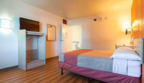 1 Queen Bed | Mini Fridge | Near Palm Springs International Airport