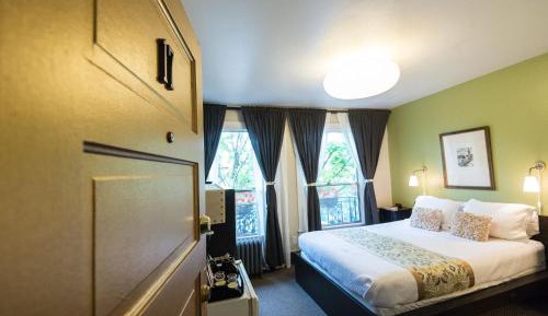 Deluxe Queen Suite