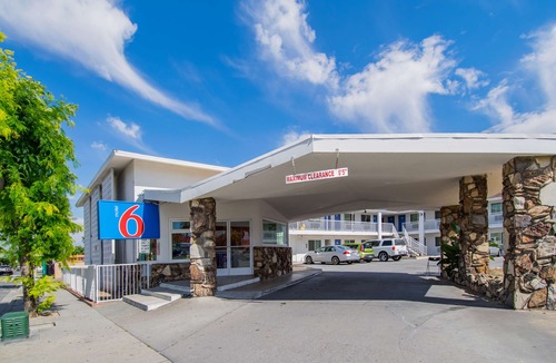 San Bernardino Hotel | Motel 6 San Bernardino, CA - Downtown