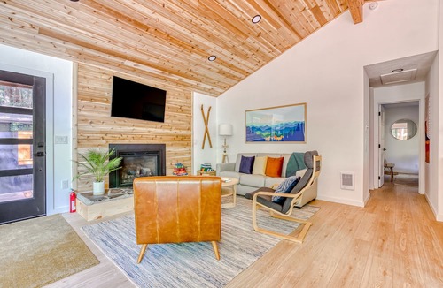 Zigzag Cabin | Charming, dog-friendly cabin with deck, firepit, grill, hot tub, fireplace & W/D