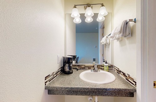 Lincoln City Apartment | Oceanview Studio on the Main Level - Nearby Beach Access, Dogs Welcome