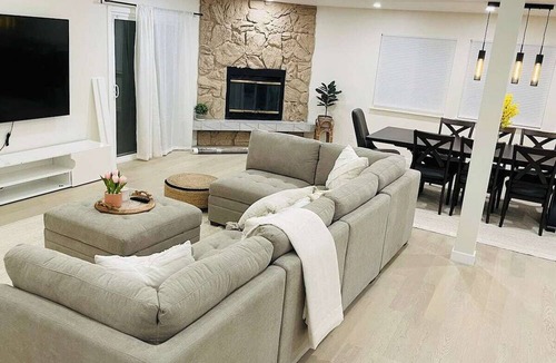Canoga Park House | Charming 4-bedroom house with pool in Los Angeles