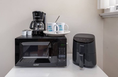Vernon Apartment | Spacious 1 Bedroom in LA Sleeps 4