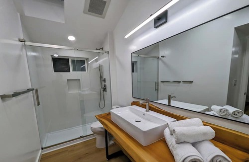 Hidden Valley House | La Jolla Retreat: Renovated house, 8-Minute walk to the beach
