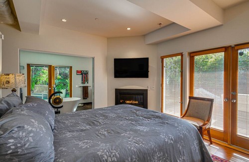 Santa Monica Canyon Apartment | Well-Designed Santa Monica Studio < 1 Mi to Beach