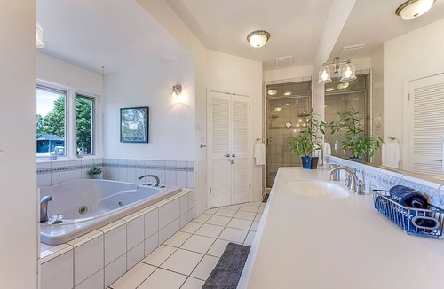 Forestville House | Couples Retreat-Hot Tub Swimming Pool & Views