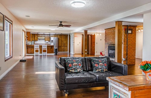 West Linn House | 2,300 sqft Spacious 2-bedroom house Kids Friendly in West Linn