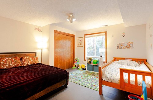 West Linn House | 2,300 sqft Spacious 2-bedroom house Kids Friendly in West Linn