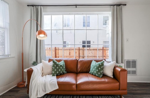 Willmore Apartment | NEW Mid Term Rental: Backyard & Deck, Beautiful garden, Parking Garage, Pets Ok