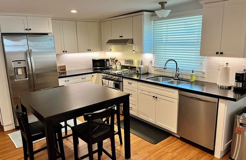 North Hollywood House | Comfy guest house with AC in sunny North Hollywood!