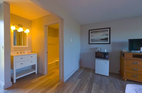 Newport Apartment | King Bed - Limited Ocean view