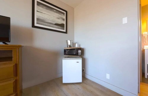 Newport Apartment | King Bed - Limited Ocean view