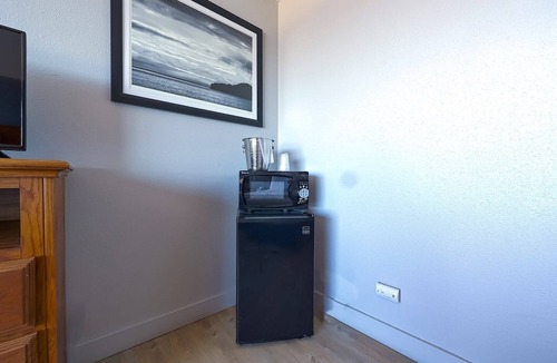 Newport Apartment | King Bed - Limited Ocean view
