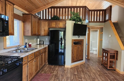 Marysvale Cabin | Cozy Creekside Cabin with King bed, Loft & Direct ATV Trail Access