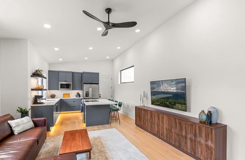 Sandy Apartment | Modern Mountain Luxury Creekside Retreat