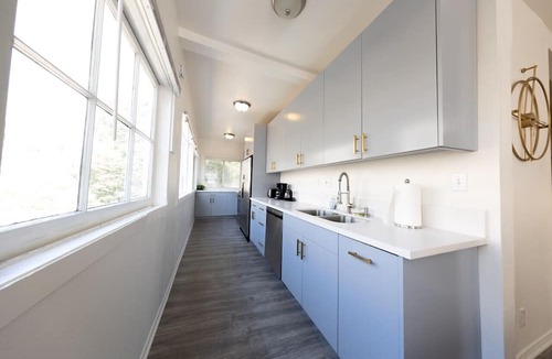 Willmore House | Near Long Beach Downtown Full House | 2 King6Queen