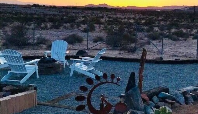 Secluded JT Desert Cabin w/Mt View/Hot tub/Stars & Outdoor Shower. Fenced/dogs!