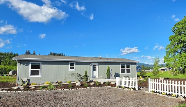 Beautiful 3-bedroom home in rural Mossyrock. Close to recreational activities.