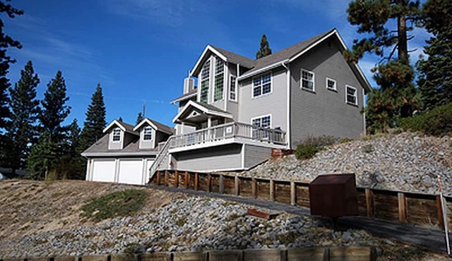 Family-Friendly Cottage with Mountain Views near Heavenly Ski Resort in South Lake Tahoe, California